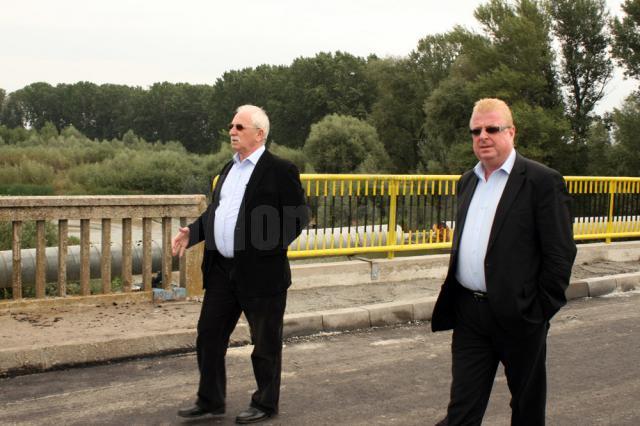 Nelu Opincaru, administratorul firmei Soconi, şi Alexandru Rădulescu, vicepreşedinte CJ