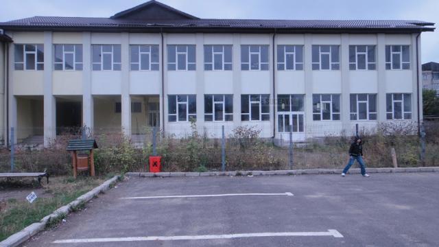 La Rădăuţi, o şcoală cu 12 săli de clasă stă nefolosită după ce constructorul a anunţat că nu va preda cheile decât abia după ce va încasa suma de 3,73 de milioane de lei