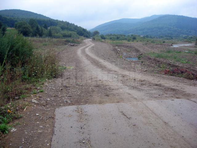 Porţiunea de drum care a fost ruptă de ape în 2010. Cei mai mulţi bani sunt necesari acum pentru lucrările de apărare a drumului
