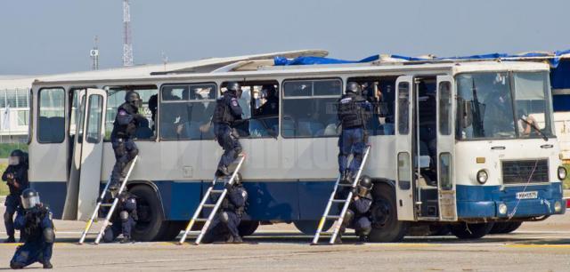 Jandarmii intervin în cazul unui grup infracţional care se deplasează cu un autobuz în care se află ostatici