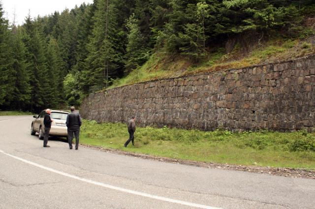 Ziduri de protecţie pe drumul Sadova-Suceviţa