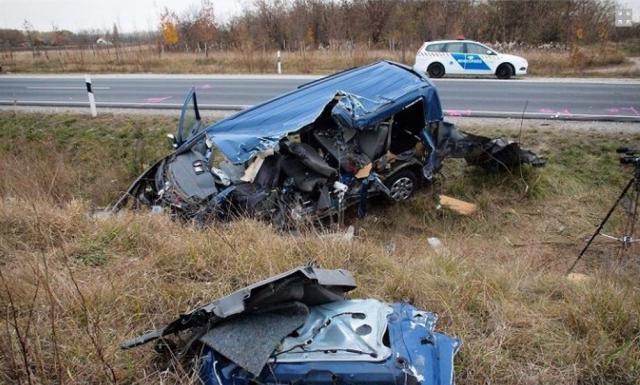 Trei români au murit şi 18 au fost răniţi într-un accident produs vineri dimineaţă în Ungaria, după ce microbuzul în care se aflau a fost implicat într-un accident pe autostrada M5. Foto: MTI