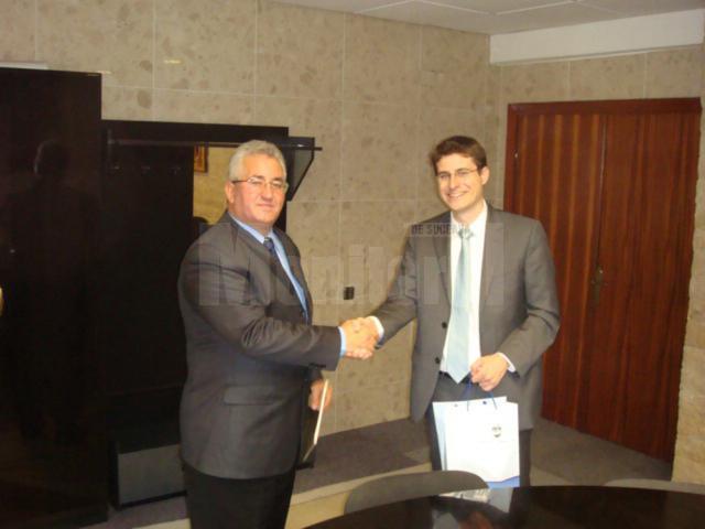 Ion Lungu şi Sebastian Gromig, şeful Secţiei economice şi comerciale a Ambasadei Germaniei la Bucureşti