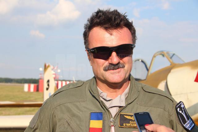 Dan Ştefănescu, unul din cei trei piloţi din grupul Iacării Acrobaţi
