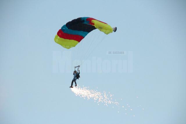 Acrobaţii spectaculoase printre efecte pirotehnice, la Suceava Air Show 2013