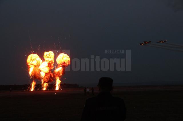 Acrobaţii spectaculoase printre efecte pirotehnice, la Suceava Air Show 2013