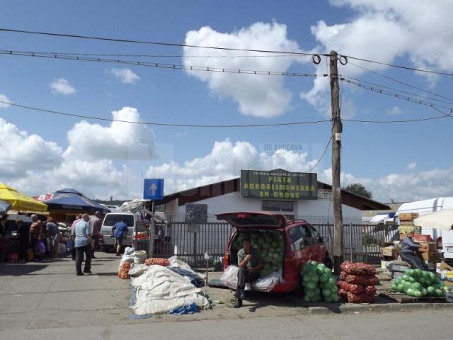 Piaţa angro de la Burdujeni este prea mică pentru numărul mare de comercianţi care vin să îşi vândă produsele