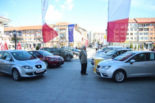 Zece mărci de autoturisme, cu 80 de modele, prezente în centrul Sucevei