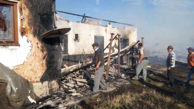 Incendiul foarte puternic a mistuit gospodăriile a doi fraţi şi hala unei societăţi de transport din localitate