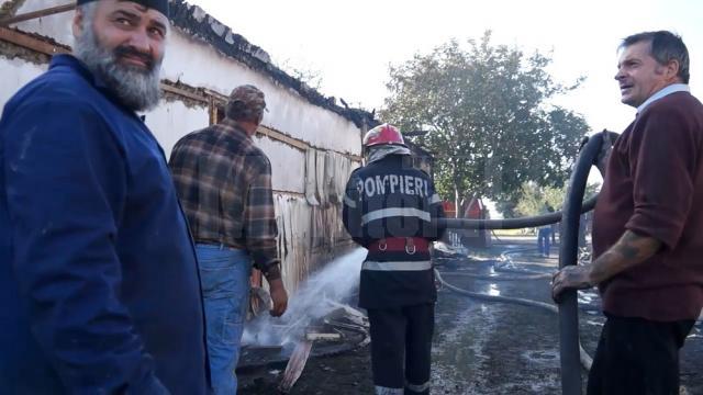 Incendiul foarte puternic a mistuit gospodăriile a doi fraţi şi hala unei societăţi de transport din localitate
