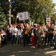 Participanţii au strigat „Uniţi, salvăm Roşia Montană”, „Vrem natură, nu cianură” sau „Nu corporaţia face legislaţia”