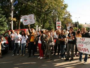 Participanţii au strigat „Uniţi, salvăm Roşia Montană”, „Vrem natură, nu cianură” sau „Nu corporaţia face legislaţia”