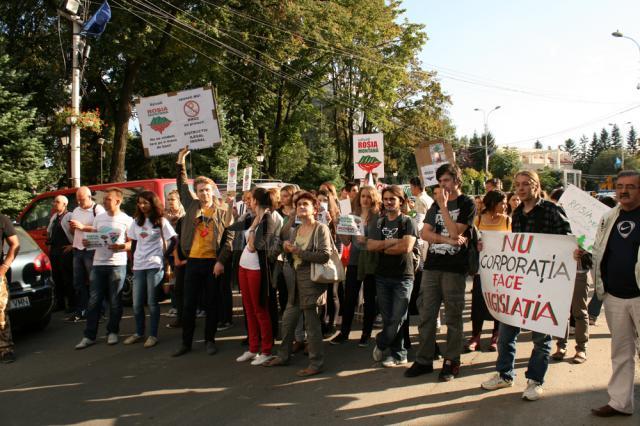 Participanţii au strigat „Uniţi, salvăm Roşia Montană”, „Vrem natură, nu cianură” sau „Nu corporaţia face legislaţia”