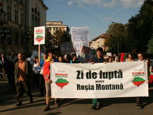Protestul a început la ora 17.00 în faţa Prefecturii Suceava