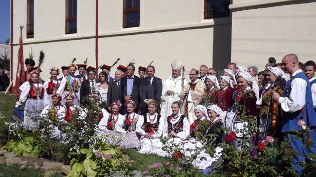 Oficiali polonezi şi membrii ansamblurilor artistice sosite din Polonia, alături de  reprezentanţii Uniunii Polonezilor din România