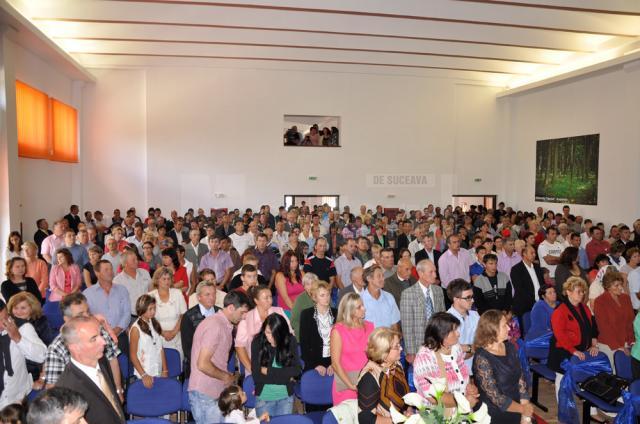 Câteva sute de oameni au fost prezenți ieri, de Sfânta Maria, la inaugurarea noului cămin cultural al comunei Mitocu Dragomirnei