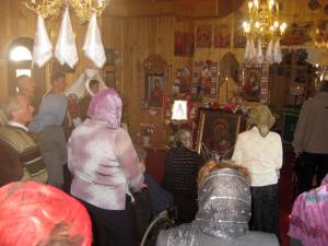 Zeci de credincioşi s-au închinat ieri la Icoana făcătoare de minuni a Maicii Domnului ,,Odighitria”, adusă din Ucraina