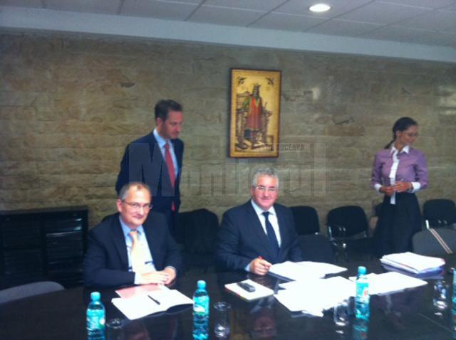 Daniel Menebhi, responsabilul economic al Ambasadei Elveţiei,Thomas Stauffer, şeful biroului de investiţii elveţiene în România şi primarul Ion Lungu