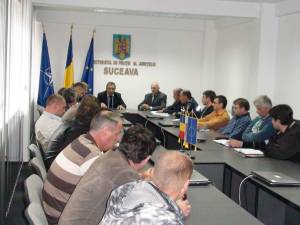 Întâlnirea a fost condusă de prefectul Sucevei, Florin Sinescu, alături de reprezentanţi ai poliţiei, jandarmeriei şi Inspectoratului Şcolar Judeţean (IŞJ) Suceava