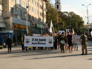 Sucevenii au ieşit din nou în stradă pentru a protesta împotriva proiectului minier de la Roşia Montană