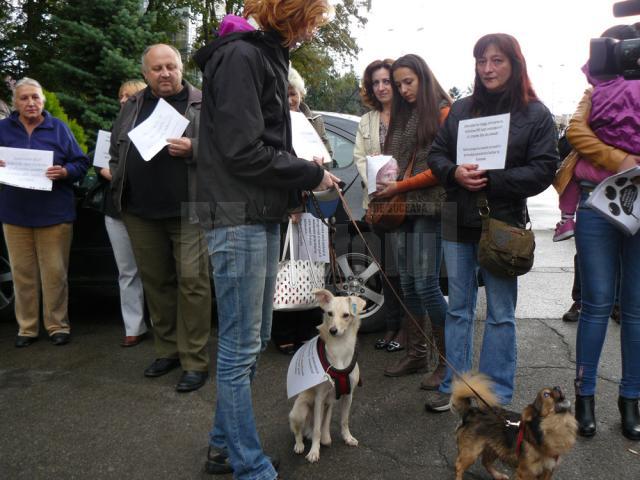 Câinii au fost aduşi la protest pentru încurajarea adopţiei
