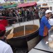 Sucevenii au mâncat fasole cu afumătură, gătită în cel mai mare cazan din ţară