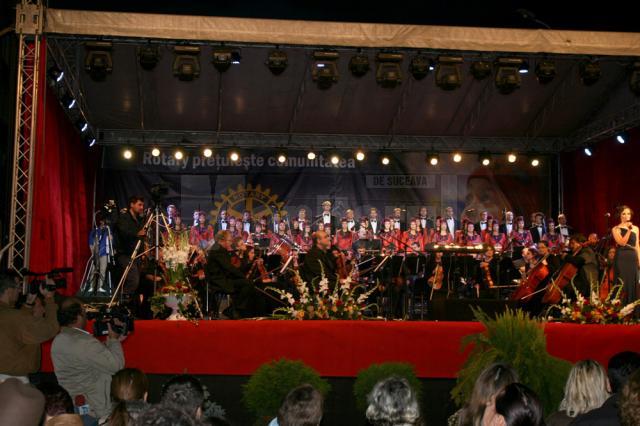 Concertul „Simfonii de toamnă”, ediţia a II-a, susţinut pe esplanada Consiliului Judeţean Suceava de aproape 150 de artişti ai Operei Naţionale Române din Iaşi, a fost un adevărat succes