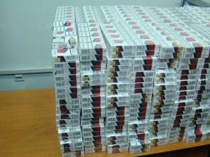 Cu ocazia verificării autoturismului, au fost găsite 2.000 pachete de ţigări provenind din Republica Moldova
