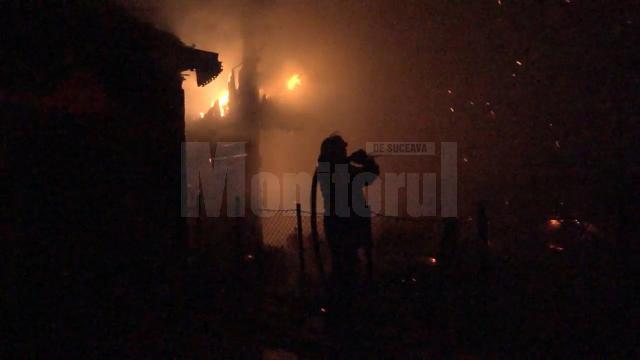 Incendiul a fost violent, fiind înregistrate mai multe apeluri la 112 din cartiere ale Sucevei