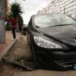 Autoturismul, un Peugeot 308, a rămas suspendat pe trei roţi, deoarece o roată a intrat în gura de canal nesemnalizată de administratorii drumului