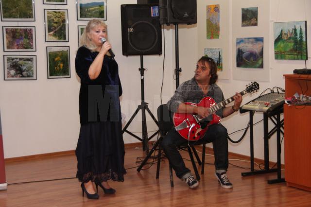 Carmen Agoutin i-a încântat pe cei prezenţi ieri la City Gallery cu câteva piese folk, acompaniată la chitară de Cătălin Onciu