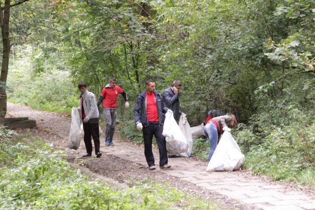 Tinerii din PSD Suceava au făcut curăţenie în parcul Şipote