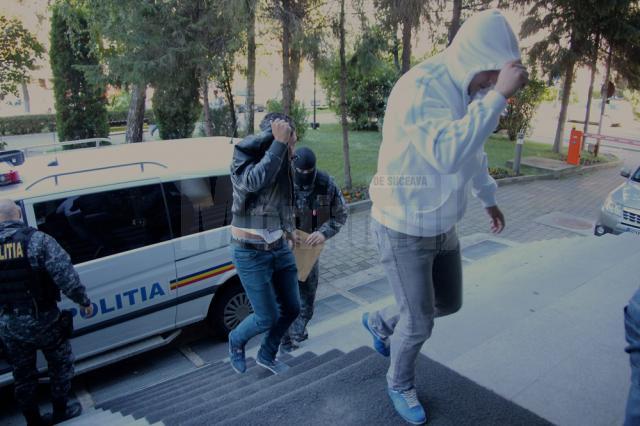 Zeci de indivizi implicaţi într-o reţea care a golit conturile unei bănci din Italia, săltaţi de procurorii DIICOT Suceava