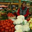 Maria Mătrăşoaie vinde produsele recoltate din ferma de la Dumbrăveni la Piaţa Mare din Suceava