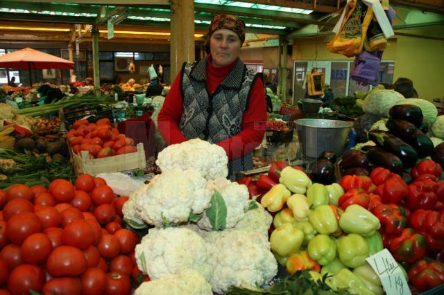 Maria Mătrăşoaie vinde produsele recoltate din ferma de la Dumbrăveni la Piaţa Mare din Suceava