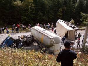 Accident violent, între două autotrenuri, între Valea Putnei şi Mestecăniş - FOTO: Andreea Siran
