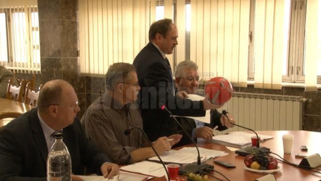 Niculai Barbă i-a dat primarului Lungu mingea echipei de handbal a Sucevei