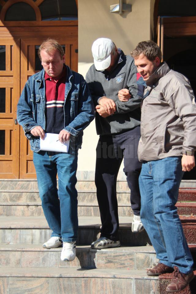 Vasile Puiu Hriţuc scos de politişti din clădirea Palatului de Justiţie