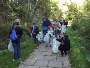 Voluntarii implicaţi în curăţarea parcului Şipote