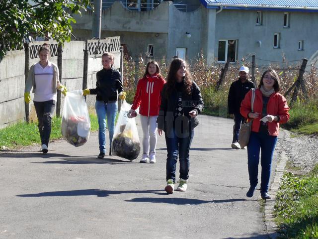 Peste 500 de elevi au făcut curăţenie în Fălticeni
