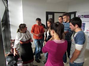 Elevi fălticeneni învaţă tehnicile tradiţionale de olărit