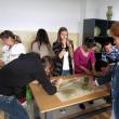 Elevi fălticeneni învaţă tehnicile tradiţionale de olărit