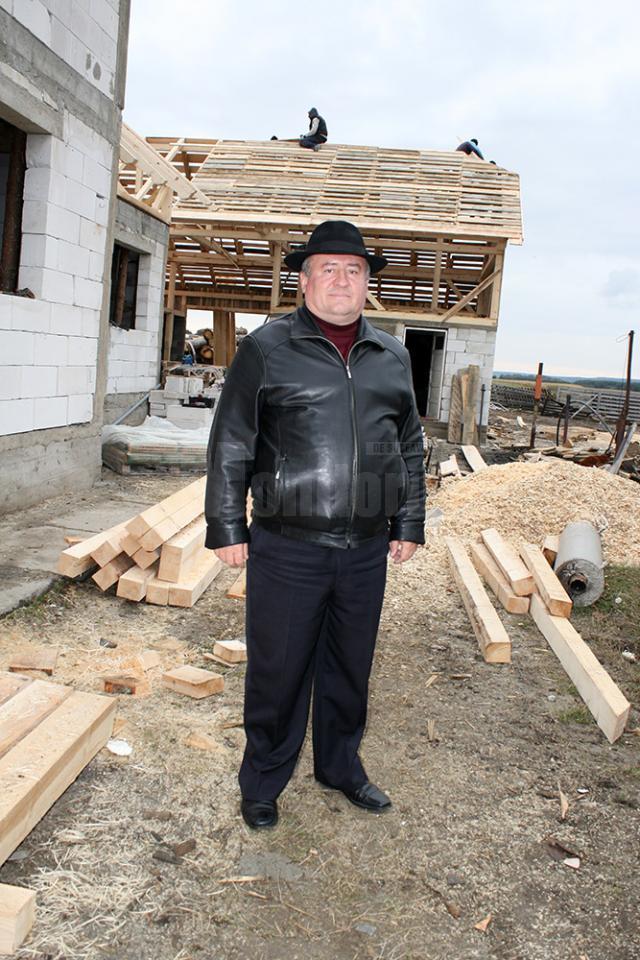 Primarul Gheorghe Fron: „Pe 6 septembrie au ars casele celor doi fraţi şi până pe 6 noiembrie vom termina de acoperit ambele case şi vom trece la lucrările de finisaj din interior”