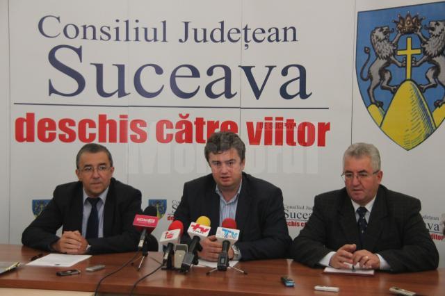 Prefectul Florin Sinescu, preşedintele Consiliului Judeţean, Cătălin Nechifor, şi primarul Sucevei, Ion Lungu