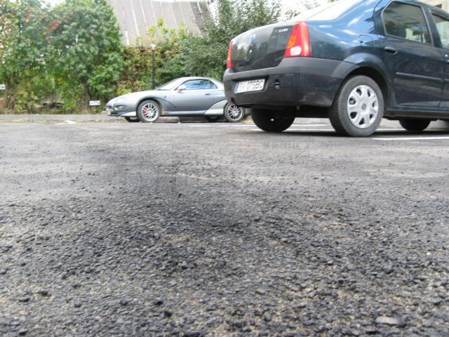 Treabă de mântuială în Rădăuţi, unde asfaltul turnat în urmă cu o săptămână a început deja să se transforme în „mălai”
