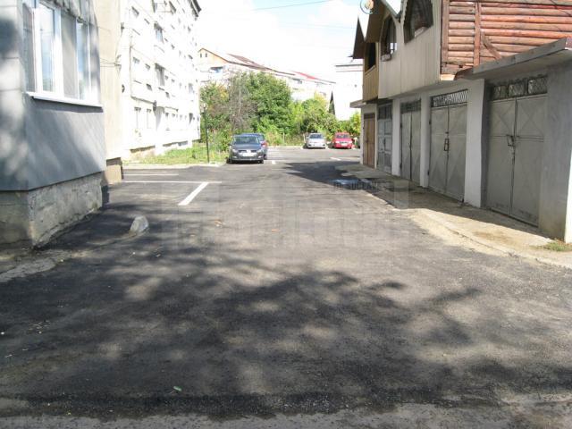 Treabă de mântuială în Rădăuţi, unde asfaltul turnat în urmă cu o săptămână a început deja să se transforme în „mălai”