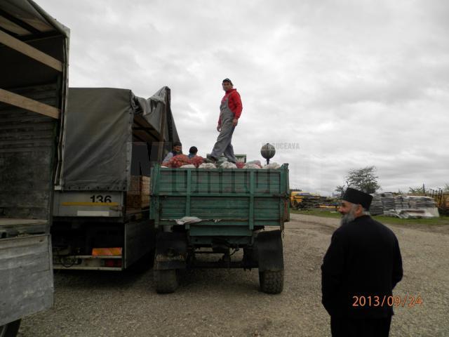 Primarul şi preoţii din Cornu Luncii au dus un camion cu ajutoare la Galaţi