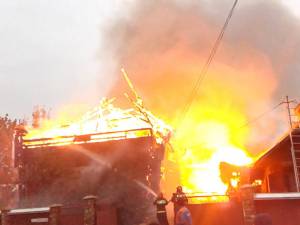 Incendiul deosebit de violent izbucnit joi seară în satul Cotu Băii a lăsat un adevărat dezastru în urmă