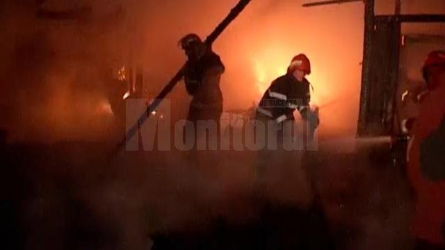 Incendiul deosebit de violent izbucnit joi seară în satul Cotu Băii a lăsat un adevărat dezastru în urmă