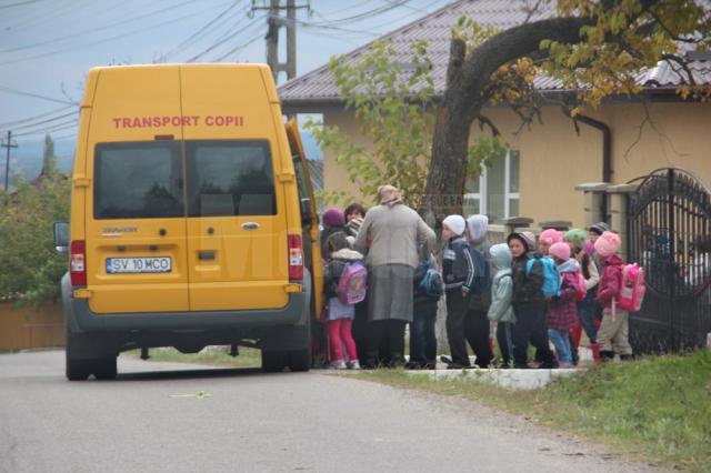 La o singură cursă, microbuzul şcolar din Fântâna Mare transportă de două ori mai mulţi elevi decât prevede legea